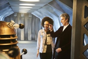 series-viajes-en-el-tiempo-doctor-who-pearl-mackie-peter-capaldi-viajeros-en-el-tiempo